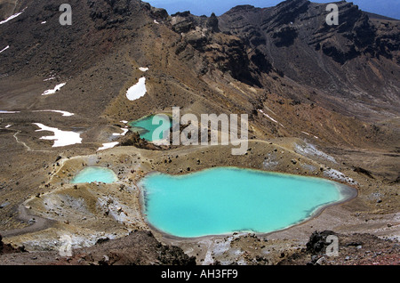 Neuseeland Tongariro National Park mit Blick auf die dramatische Geothermie Kraterseen gefunden auf der Route des Tongariro Crossing Stockfoto