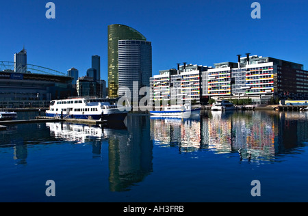 Melbourne Docklands / The Melbourne Skyline von Victoria Harbour in Melbourne Victoria Australien gesehen. Stockfoto