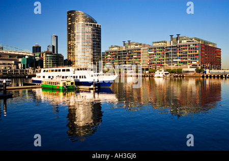 Melbourne Docklands / The Melbourne Skyline von Victoria Harbour in Melbourne Victoria Australien gesehen. Stockfoto