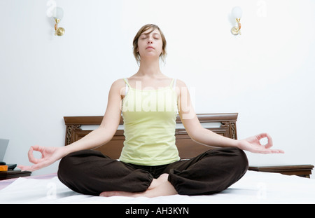 Junge Frau, die Durchführung von yoga Stockfoto