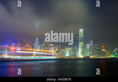 Hong Kong Skyline mit Abend Ton- und Lichtshow von Kowloon Stockfoto