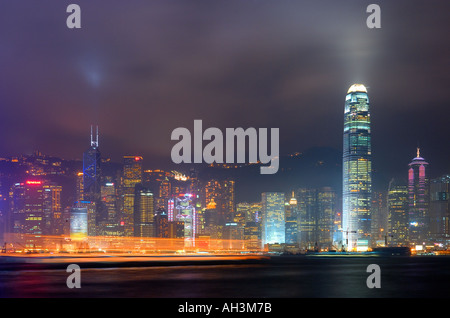 Hong Kong Skyline mit Abend Ton- und Lichtshow von Kowloon Stockfoto