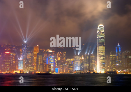 Hong Kong Skyline mit Abend Ton- und Lichtshow von Kowloon Stockfoto