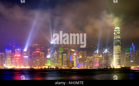 Hong Kong Skyline mit Abend Ton- und Lichtshow von Kowloon Stockfoto