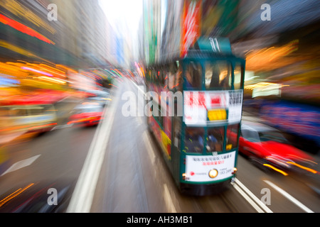 Straßenbahnen in Wanchai verschwommen Bewegung Hongkong China Stockfoto