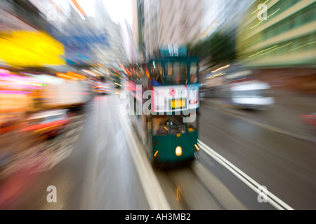 Straßenbahnen in Wanchai verschwommen Bewegung Hongkong China Stockfoto