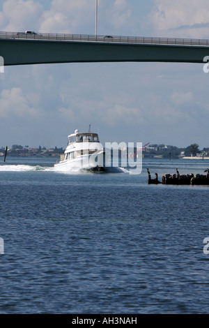 Großen Yacht geöffneten Drosselklappe Stockfoto