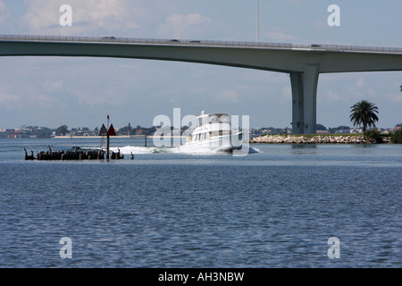 Großen Yacht geöffneten Drosselklappe Stockfoto