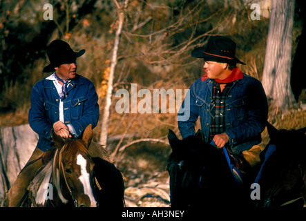 Cowboys auf dem Rücken der Pferde, Cowboys, Reiten, Reitpferde, Hill Country, Stadt der Bandera, Bandera, Bandera, County, Texas, USA, Nordamerika Stockfoto