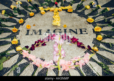 Close Up Portrait Of John Lennon Memorial Erdbeerfelder Central Park Manhattan in New York City USA Stockfoto