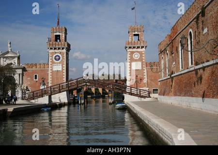 Eingang-Türme, Arsenale mit Rio Dell' Arsenale Venedig Italien September 2007 Stockfoto