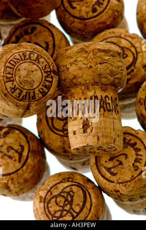 Champagner- und Schaumweinkorken in einem Stapel auf weißem Hintergrund Stockfoto