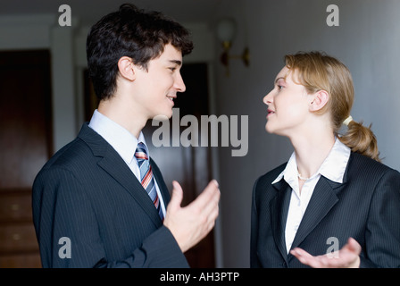 Nahaufnahme eines Geschäftsmannes und eine Geschäftsfrau im Gespräch Stockfoto