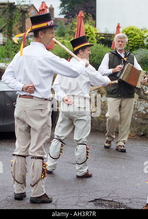 Sommer-Sonnenwende Morris Dancers, Rushlake Green, East Sussex, England. Stockfoto