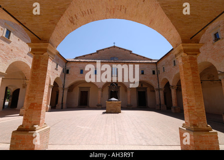 Gubbio Umbrien Italien Kreuzgang der Basilika Sant Ubaldo Basilica di Sant'Ubaldo Stockfoto