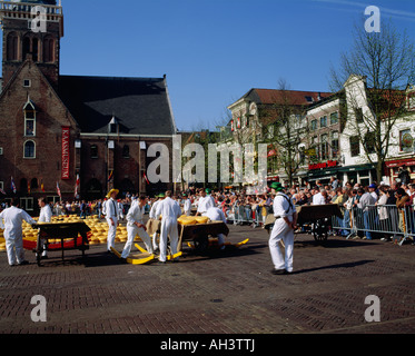 Niederlande-Menschen mit einem Gewicht von Käse Stockfoto