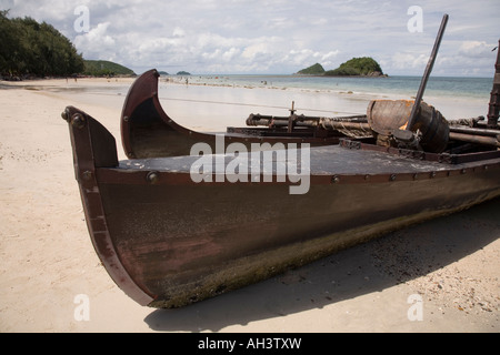 Trimaran-Boot auf Sattahip Beach in der Nähe von Rayong, Thailand Stockfoto