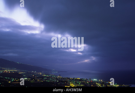 Blick auf Puerto De La Cruz und das Valle De La Orotava Teneriffa Kanaren Spanien Stockfoto