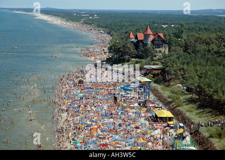 überfüllten Strand mit Neptun Hotel in Leba Polen anzeigen Stockfoto