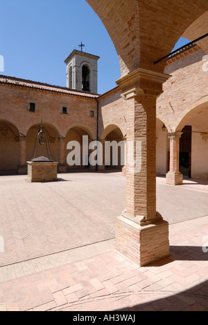 Gubbio Umbrien Italien Kreuzgang der Basilika Sant Ubaldo Basilica di Sant'Ubaldo Stockfoto