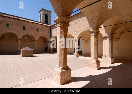 Gubbio Umbrien Italien Kreuzgang der Basilika Sant Ubaldo Basilica di Sant'Ubaldo Stockfoto