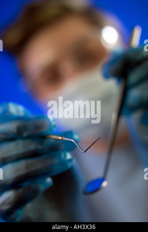 Patientenansicht der Zahnarzt arbeitet mit Spiegel und Scaler, Nahaufnahme Stockfoto