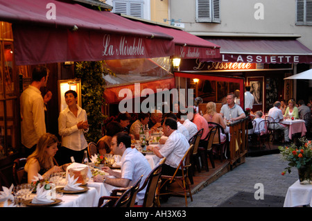 Menschen Essen und trinken in den Restaurants des Le Suquet, Cannes, Frankreich Stockfoto