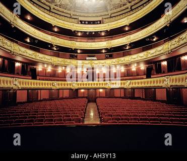 ORCHESTERSITZE UND BALKONE IM OPERNHAUS STRASBOURG ELSASS FRANKREICH EUROPA Stockfoto