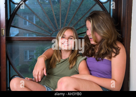 Zwei Schwestern beisammen sitzen Stockfoto