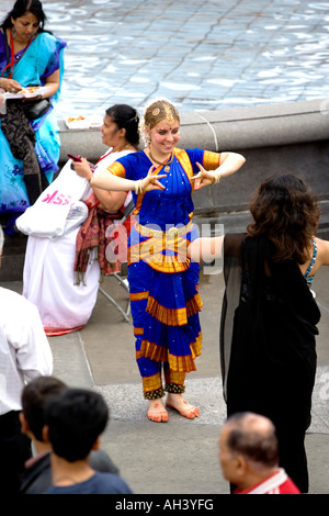 Indischer Tanz-Demonstration an der Hare-Krishna-Festival der Streitwagen Trafalgar Square London 2007 Stockfoto