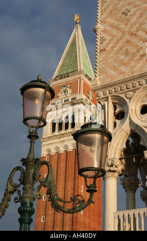 Campanile verzierte Lampe und Detail des Palazzo Ducale Piazzetta Di San Marco Venice Italien September 2007 Stockfoto