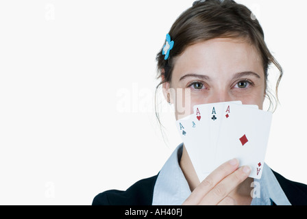 Porträt einer jungen Frau mit Karten vor ihr Gesicht Stockfoto