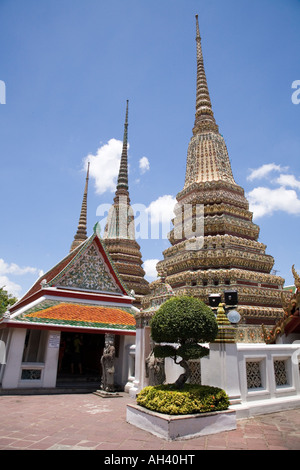 Chedis, (auch genannt Prangs, Stupas und Pagoden) im Wat Pho, offizielle name Phra Chetuphon in Bangkok Thailand Stockfoto