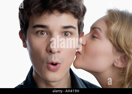 Nahaufnahme einer jungen Frau, die einen jungen Mann küssen Stockfoto