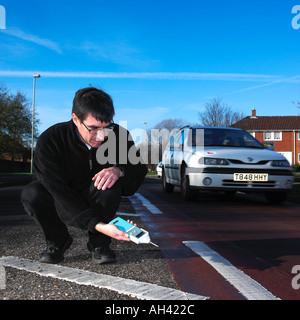 2003-Metering für Lärm von der Straße am neuen Verkehrsberuhigung Welligkeit Oberfläche Stockfoto