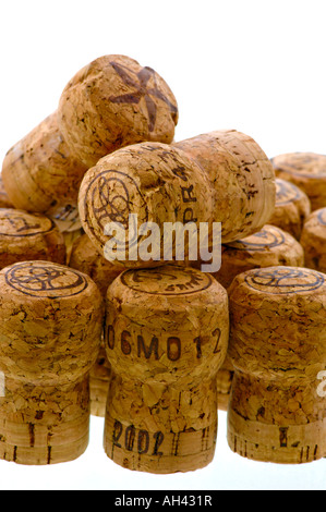 Champagner- und Schaumweinkorken in einem Stapel auf weißem Hintergrund Stockfoto