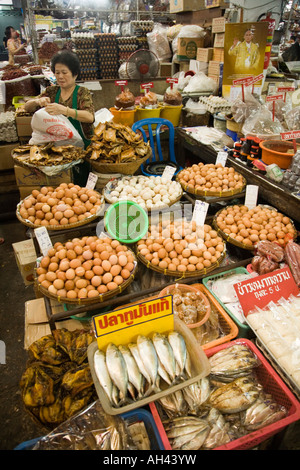 Marktstand mit frischen Eiern und ungekühltem Fisch und getrockneten Lebensmitteln in Chiang Rai, Straßenmarkt. Thailand. Stockfoto