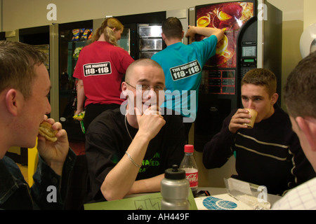 Mitarbeiter von der Anzahl 118118 Cardiff in der Kantine ein Verzeichnis Anfrage Serviceteil InfoNXX Inc Stockfoto