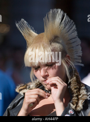 Londoner "Covent Garden" "Mittelpunkt" [hübsches Mädchen mit Mohawk-Frisur] Stockfoto
