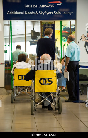 Behinderte Passagiere warten auf einen Flug am Flughafen London Heathrow Terminal 4 UK Stockfoto