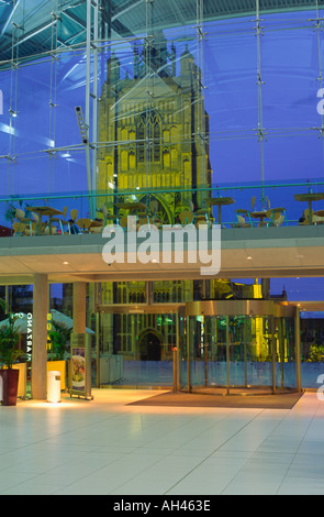 BLICK AUF ST. PETER MANCROFT KIRCHE VON INNEN FORUM MILLENNIUM LIBRARY NORWICH NORFOLK EAST ANGLIA ENGLAND GROßBRITANNIEN Stockfoto