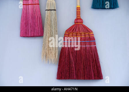 Sammlung von traditionell Besen Besen mit Borsten aus Maiskolben hergestellt. Stockfoto