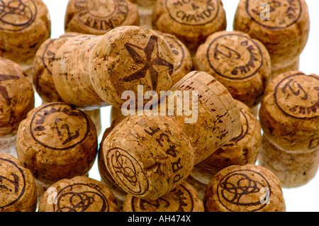 Champagner- und Schaumweinkorken in einem Stapel auf weißem Hintergrund Stockfoto