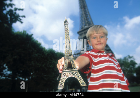 Kind zeigt Modell des Eiffelturms Stockfoto
