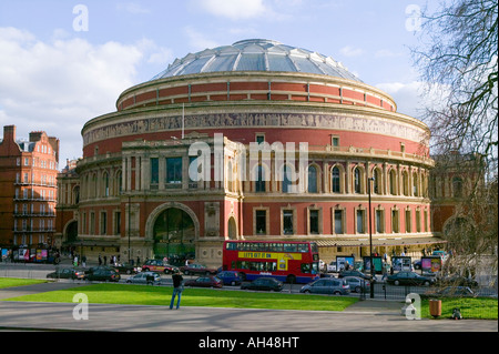Die Royal Albert Hall mit einem roten Tour-Bus vor Stockfoto