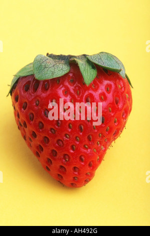 Erdbeere auf gelbem Hintergrund Stockfoto