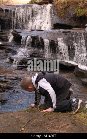 Kaukasische junge jungen 10-12 Jahre spielt im Wasser am Lake Lure Wasserfall in Chimney Rock, North Carolina USA Stockfoto