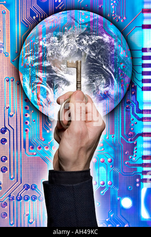 Foto / Komposit aus einer Hand, die einen Schlüssel mit Bild der Erde und einer Leiterplatte. Stockfoto