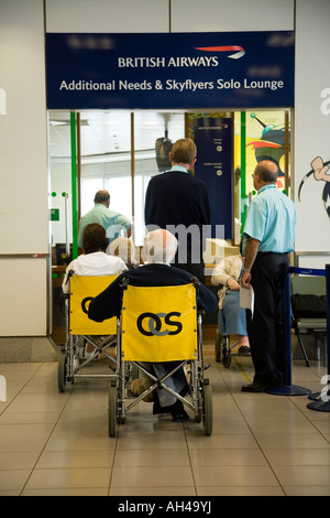 Behinderte Passagiere warten auf einen Flug am Flughafen London Heathrow Terminal 4 UK Stockfoto