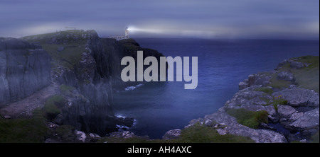 Leuchtturm eingehüllt in Nebel am Atlantischen Meer bei Nacht-Zeit, Klippen landschaftlich Isle Of Skye, Schottland Stockfoto